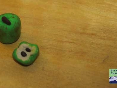 Fimo dollhouse sized apples via Birkat Chaverim.